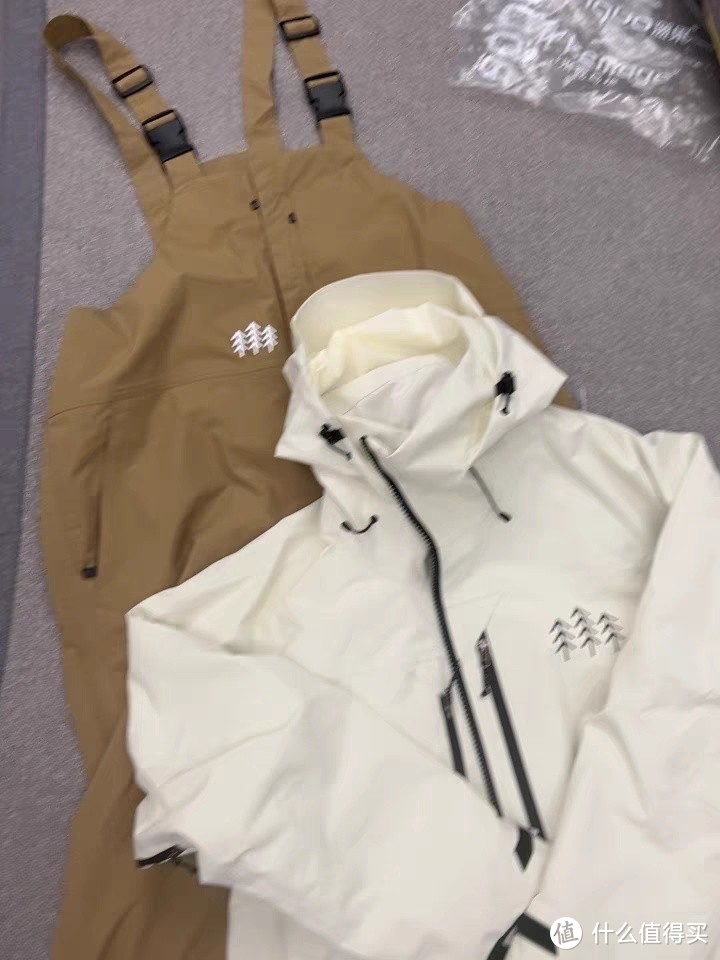 AWKA单板滑雪服，冬日里的保暖利器！男女同款，让你在雪地里尽情驰骋！