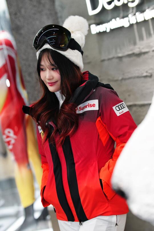 时尚滑雪服搭配指南：冬日户外保暖必备秘籍