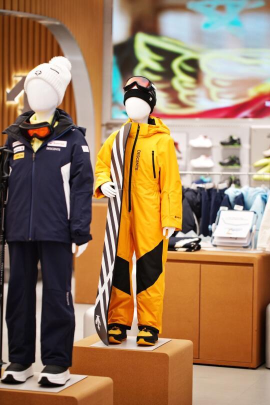 时尚滑雪服搭配指南：冬日户外保暖必备秘籍